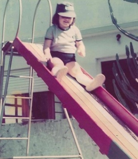 Patricia de niña en un tobogán